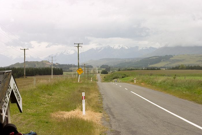 The long, straight road complete with nifty tail wind. I could have ridden less by turning right here, but the tailwind and a bit of curiousity took me this way. I've seen power stations before, but what the heck.