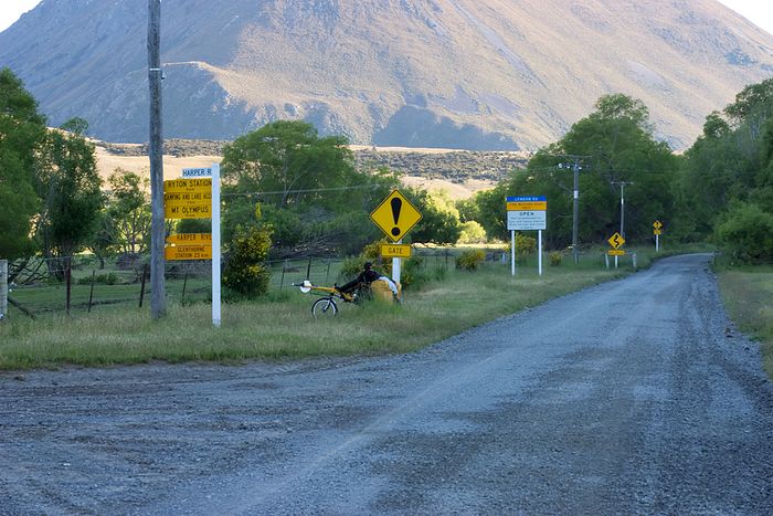 Early morning breakfast stop. Had muesli so it was quick and easy but I still prefer to ride a bit to warm up, then eat. Sat here while the sun rose.