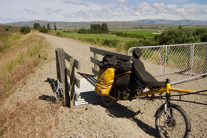 In the farming areas there were a lot of these gates with cattlestops next to them. The only real hassle was that sometimes there'd be a wee dip full of losse gravel on the approach, making it more interesting than necessary to ride through.