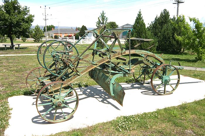 Ranfurly. An old grader. Machinery!